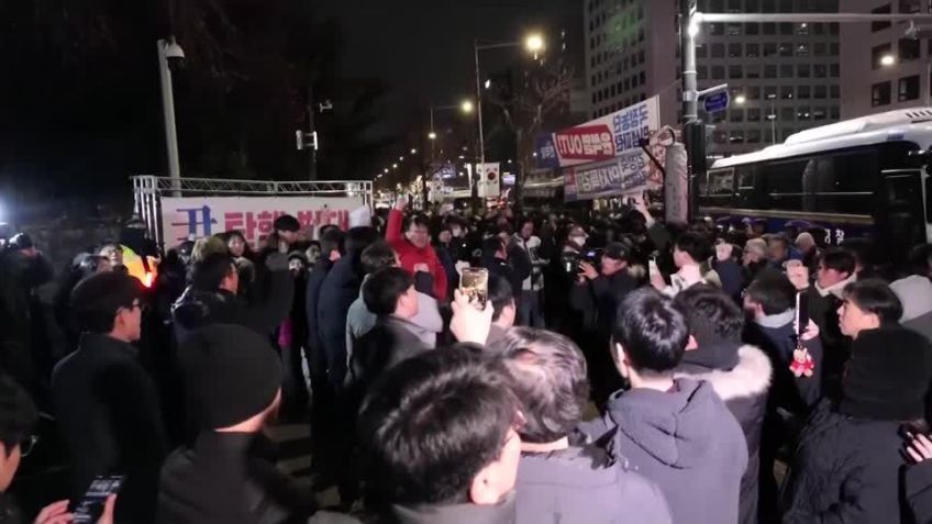 Apoiadores de partido da oposição se reúnem em frente ao Parlamento da Coreia do Sul após decreto de Lei Marcial • Reuters