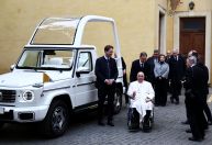 Vaticano revela novo papamóvel totalmente elétrico do papa Francisco