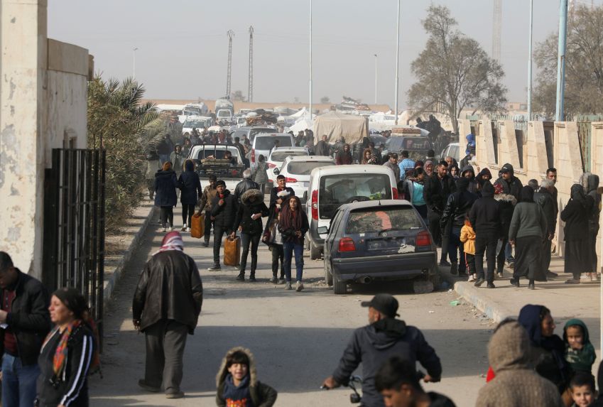 Pessoas deslocadas que fugiram da zona rural de Aleppo passam por carros em Tabqa, Síria 4/12/2024 REUTERS/Orhan Qereman • Reprodução/Reuters