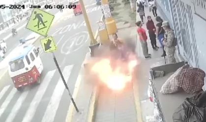 Mulher cai em caixa elétrica durante explosão na calçada no Peru; veja vídeo
