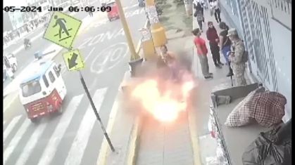 Mulher cai em caixa elétrica durante explosão na calçada no Peru.