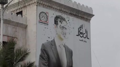 Rebeldes destroem Imagem de Bashar al-Assad, na Síria