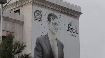 Rebeldes destroem Imagem de Bashar al-Assad, na Síria