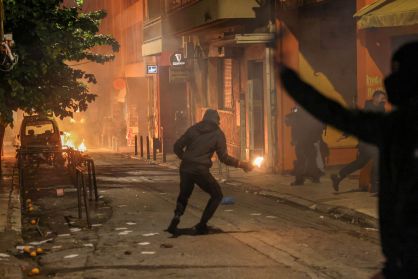Passeata na Grécia por morte de jovem acaba em confronto com a polícia