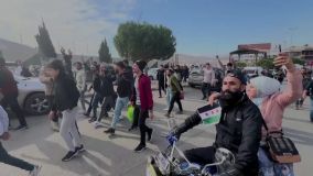 Pessoas celebrando na passagem da fronteira do Líbano com a Síria, após a queda do regime de Al-Assad