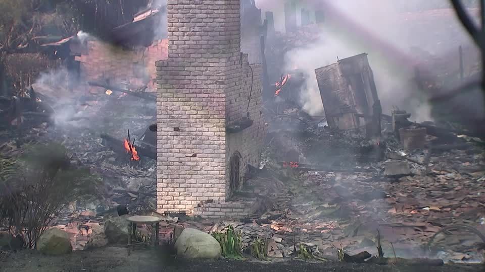 Incêndio florestal destrói residência em Malibu, Califórnia