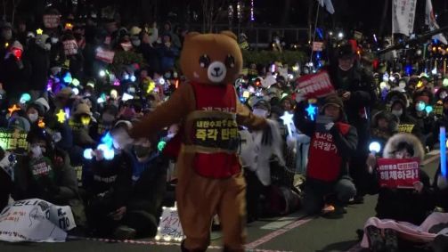 Manifestantes na Coreia do Sul realizam protesto antes da votação do impeachment do presidente