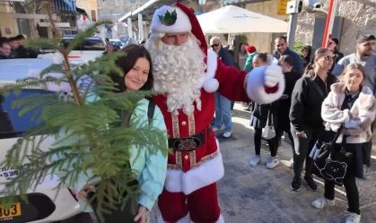 Papai Noel distribui árvores de Natal para fiéis em Jerusalém