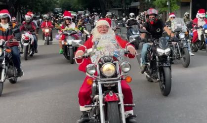 "Papai Noéis" argentinos trocam trenós por motos para levar alegria a hospitais
