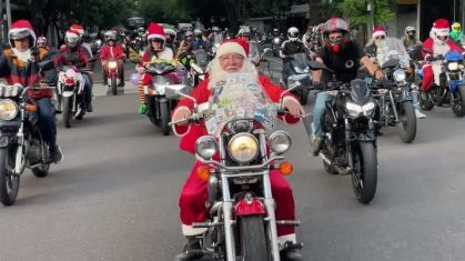 "Papai Noéis" argentinos trocam trenó por motos