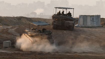 Tanques israelenses perto da fronteira com a Faixa de Gaza