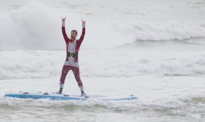 Papai Noel troca trenó por prancha de surfe na véspera de Natal, na Flórida