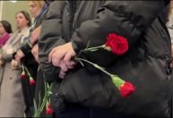 Queda de avião no Cazaquistão: Aeroporto de Baku tem minuto de silêncio e flores