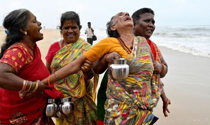 Milhares de pessoas se reúnem nos 20 anos de tsunami mortal no Oceano Índico