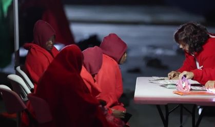Vítimas de naufrágio de imigrantes nas Ilhas Canárias são enterradas