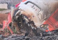 Polícia da Coreia do Sul revista Jeju Air durante investigação de acidente aéreo