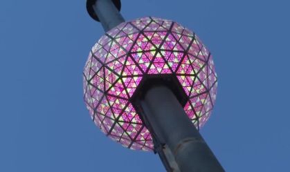 Bola de cristal da Times Square é testada antes da véspera de Ano Novo
