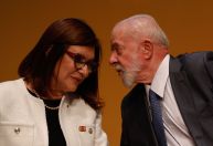 Lula discute reajuste de combustíveis com Magda e ministros; tendência é "segurar" preços