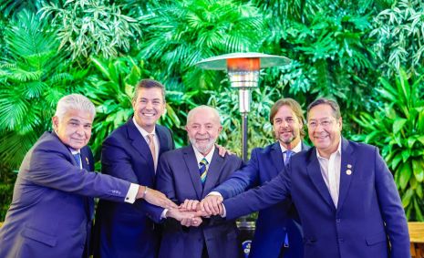 Presidente da República, Luiz Inácio Lula da Silva e o presidente do Paraguai, Santiago Peña, durante chegada o Palácio de López, onde participam da Sessão Plenária dos Presidentes dos Estados Parte do MERCOSUL e Estados Associados