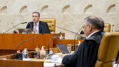 O presidente do STF, Luís Roberto Barroso (à esquerda), e o ministro Flávio Dino