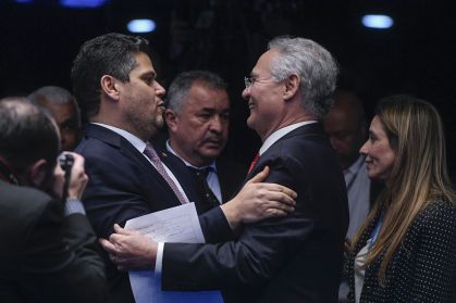 Plenário do Senado Federal durante sessão deliberativa ordinária. Na pauta, Proposta de Emenda à Constituição (PEC) 3/2020, que atribui somente à União a tarefa de legislar sobre defesa cibernética e segurança cibernética, transporte de valores e segurança das instituições financeiras. Participam: senador Davi Alcolumbre (União-AP); senador Renan Calheiros (MDB-AL). Foto: Jefferson Rudy/Agência Senado