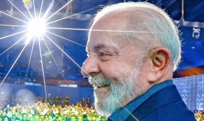 Confesso que fiquei um pouco assustado, diz Lula sobre líquido na cabeça