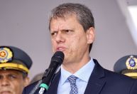 Tarcísio afirma à CNN que "sem dúvida" testemunharia a favor de Bolsonaro