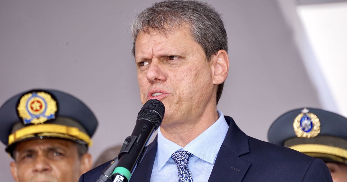 Tarcísio de Freitas lidera pesquisas e confirma disputa pela reeleição ao governo de SP em 2026