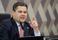Investigação mira viagens de Alcolumbre em jatinho de empresa beneficiada por emendas