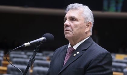 Dino envia à PGR ação que mira emenda de R$ 10 milhões de deputado do DF