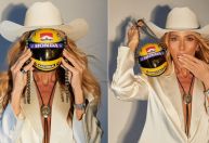 Adriane Galisteu homenageia Senna e posa com bolsa em formato de capacete de F1
