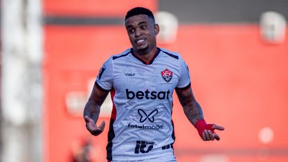 Alerrandro comemora gol pelo Vitória, no Brasileirão