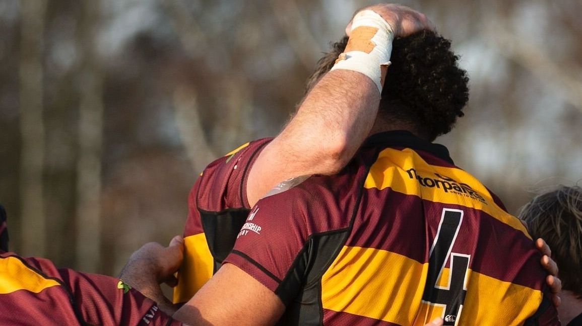 Jogo de rugby foi suspenso após árbitro levar bolada e deixar o campo