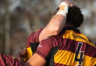 Jogo de rugby na Inglaterra é suspenso após árbitro levar bolada