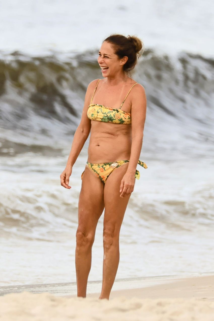 Andrea Beltrão curte último sábado de 2024 em praia na zona sul do Rio de Janeiro • Dan Delmiro/AgNews