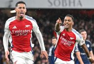 Arsenal vence Manchester United e diminui distância para o líder Liverpool
