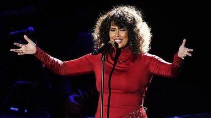 Belinda Davids revive Whitney Houston em turnê que passa pelo Brasil