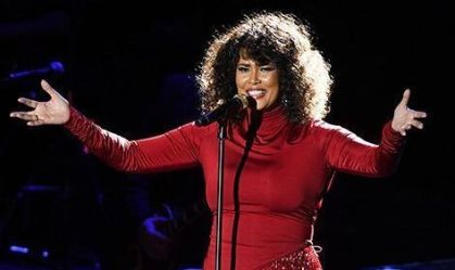 Belinda Davids revive Whitney Houston em shows no Paraná, São Paulo e mais