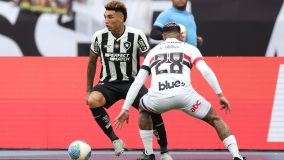 Botafogo e São Paulo no Estádio Nilton Santos, em partida válida pela última rodada