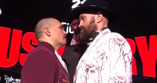 Oleksandr Usyk e Tyson Fury se enfrentam durante uma coletiva de imprensa