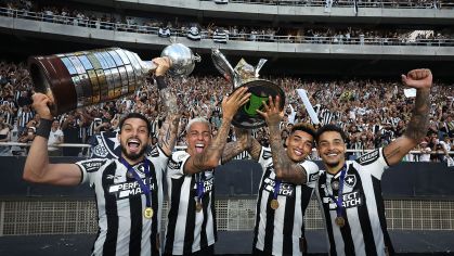Botafogo celebra após ser campeão do Brasileirão, mas embarca rumo a Doha horas depois