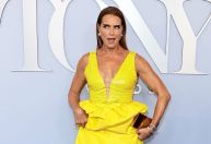 Brooke Shields diz que passou por cirurgia íntima sem consentimento: "Violação"