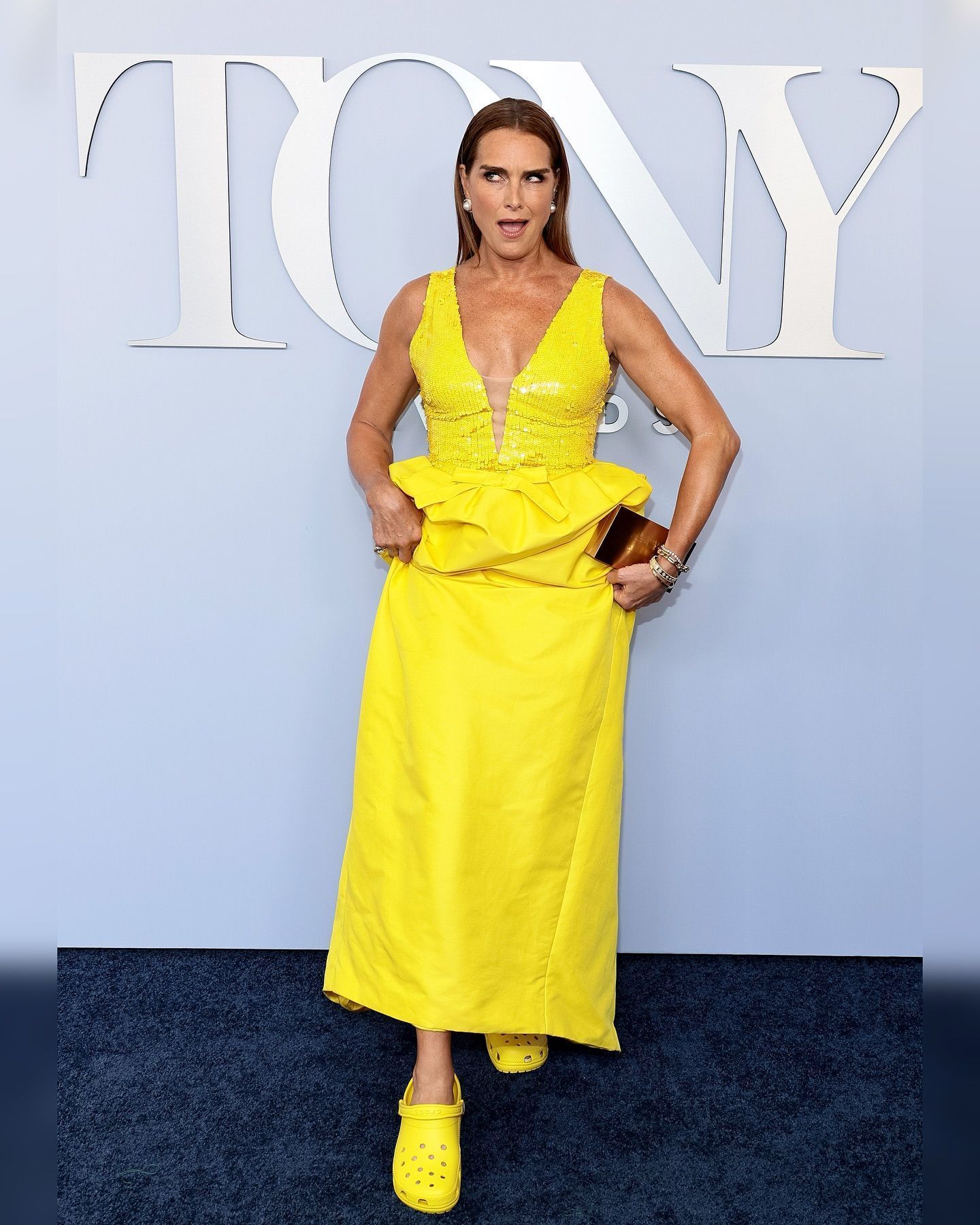 Atriz Brooke Shields usando Crocs no Tapete Vermelho do Tony Awards • Instagram / Brooke Shields