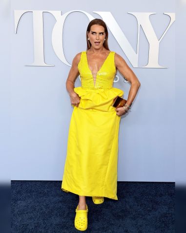 Atriz Brooke Shields usando Crocs no Tapete Vermelho do Tony Awards • Instagram / Brooke Shields