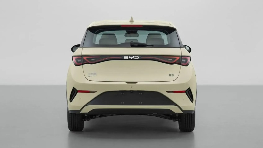 BYD Dolphin 2026 ganha visual renovado e vai ter motor flex no Brasil • Reprodução/MIT