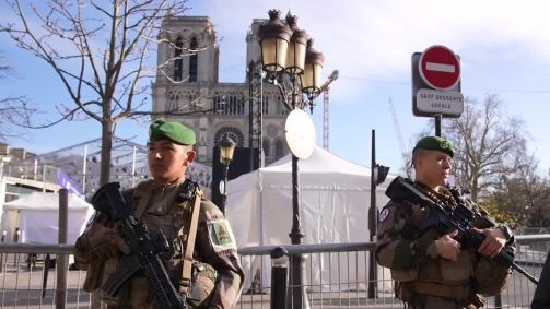 Segurança é reforçada aos arredores da Catedral de Notre-Dame.