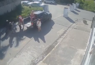Vídeo: "Papai Noel" é assaltado por dois homens em moto no litoral paulista