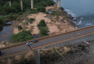 Vídeo mostra carro preso em fenda de ponte que desabou em Tocantins