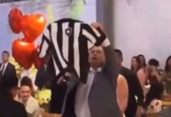 Flávio Dino celebra casamento e comemora título do Botafogo com Barroso cantando samba