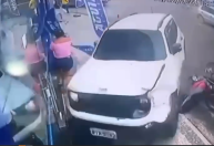 Carro desgovernado invade loja e deixa mulher ferida; veja vídeo